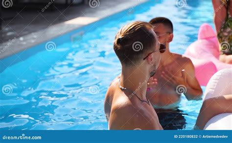 Amigos Que Fazem Festa Cocktails Em Piscinas De F Rias Jovens