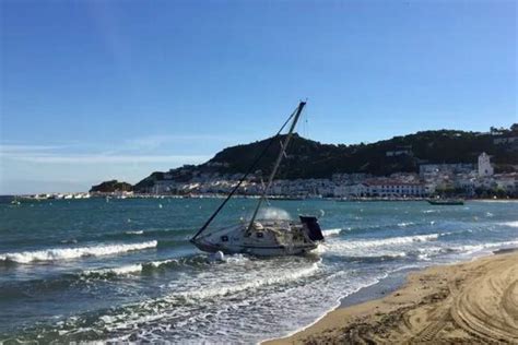 Encuentran Los Cuerpos De Dos Personas Flotando Al Embarrancar Un Velero