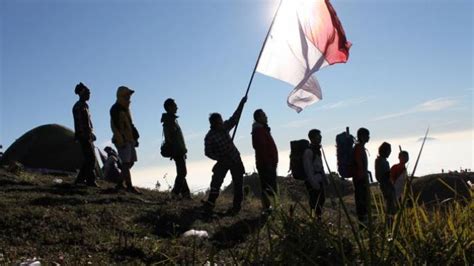 Mendaki Gunung Prau Manjakan Mata Dengan Pemandangan Gumpalan Awan Dan