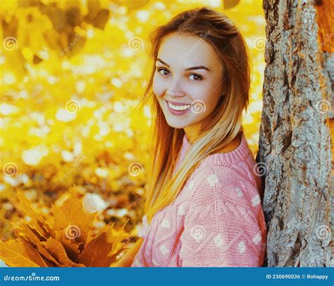 Retrato Hermosa Mujer Rubia Sonriente Con Hojas De Arce Amarillas En El