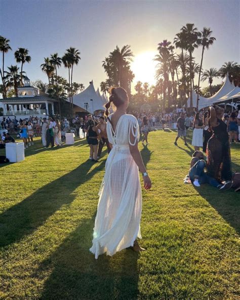 Camille Cerf Robe Transparente Et Culotte Apparente Pour Coachella