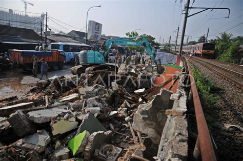 Penertiban Bangunan Liar Lenteng Agung Antara Foto