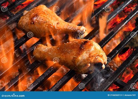 Pernas De Frango Grelhadas Na Grelha Inflamada Imagem De Stock Imagem