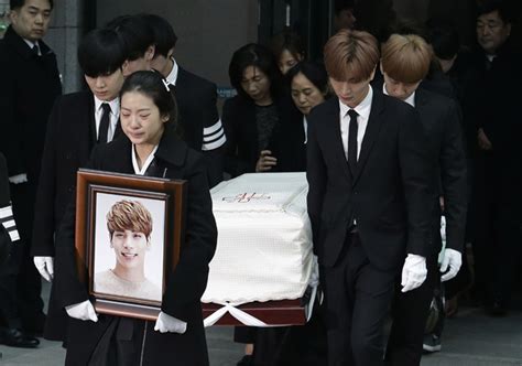 Jonghyuns Funeral Pics Shinee Carries His Coffin Hollywood Life