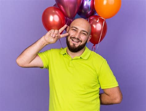 Sonriente Joven Vestido Con Camiseta Amarilla De Pie Delante De Globos