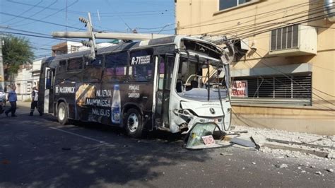 Se Pasa Rojo Choca Y Tumba Poste Abc Noticias