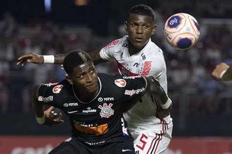 Corinthians não exerce opção de compra e devolve Yony González ao