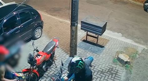 Vídeo mostra homem furtando motocicleta em tabacaria no Bairro Alto