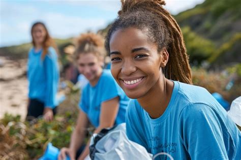 Un Grupo De Voluntarios Limpiando La Basura A Lo Largo De La Carretera