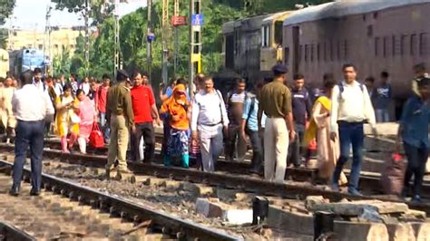 Sealdah Train Accident: গতি থাকলে রক্ষে ছিল না, বলছে রেল, শিয়ালদহে ...