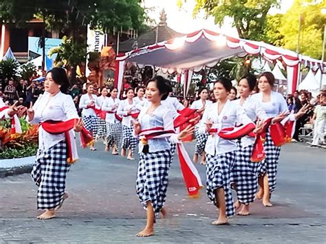 Tari Rejang Napak Siti Tampil Memukau Di Catur Muka Nusaweek