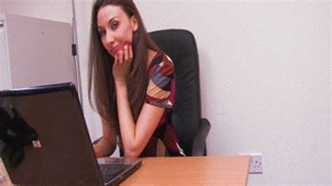 PM Aaliyah Johnson At Her Dest Flashing Of Her Red Hot Panties Wmv HQ UPSKIRT PANTIES