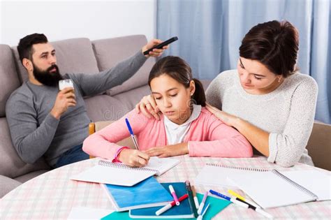 Madre Ayudando A Su Hija Con Los Deberes Imagen De Archivo Imagen De