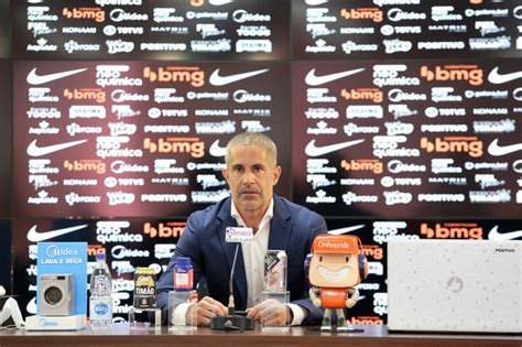 Sylvinho durante a entrevista coletiva como novo técnico do Corinthians