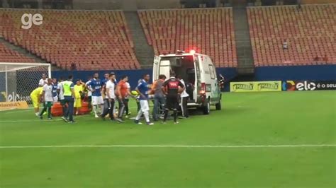 Goleiro se choca zagueiro fica desacordado e é levado para o