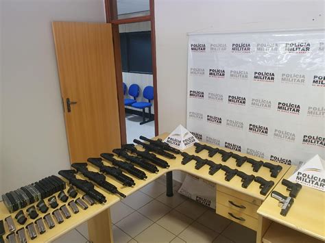 Pm Apreende Grande Quantidade De Fuzis E Pistolas Na Br Entre