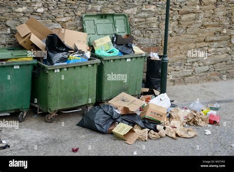 Overflowing trash garbage Fotos und Bildmaterial in hoher Auflösung