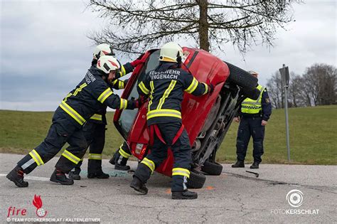 O Lenkerin Nach Pkw Unfall In Ungenach Ber Kofferraum Befreit