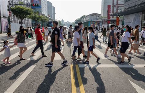 行人過馬路慢慢走 他開車氣罵「好歹小跑步」遭炮翻 生活 中時新聞網