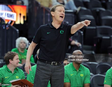 Head coach Dana Altman of the Oregon Ducks gestures in the first half ...