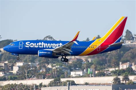 Southwest Airlines 737-7H4 wearing the "Heart" livery and sporting ...