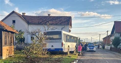 Nezgoda Kod Bijeljine Autobus Udario U Ku U Foto