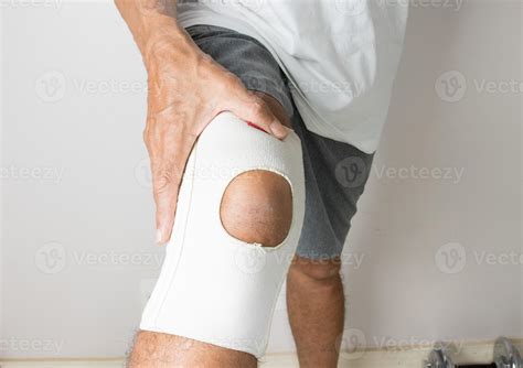 Man wearing an elastic type ace bandage on his knee 17324214 Stock ...