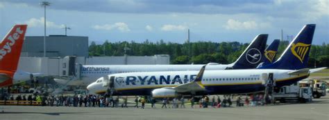 Tarmac Boarding At Edinburgh Airport © Thomas Nugent Geograph