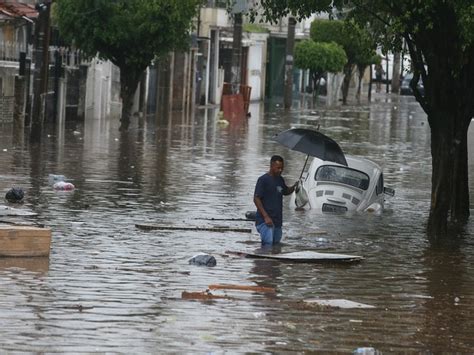 G Chuva Em Sp Causa Alagamentos Trava Linha De Trens E Fecha