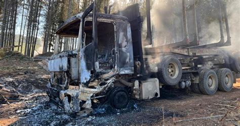 Ataque incendiario desconocidos queman camión y skidder en Traiguén