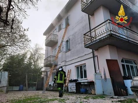 Incendio In Casa In Campania Donna Salvata Dai Pompieri Il Meridiano