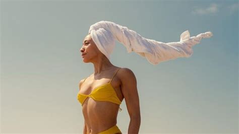 Hot Sexy Amy Nixon Bikini Pics