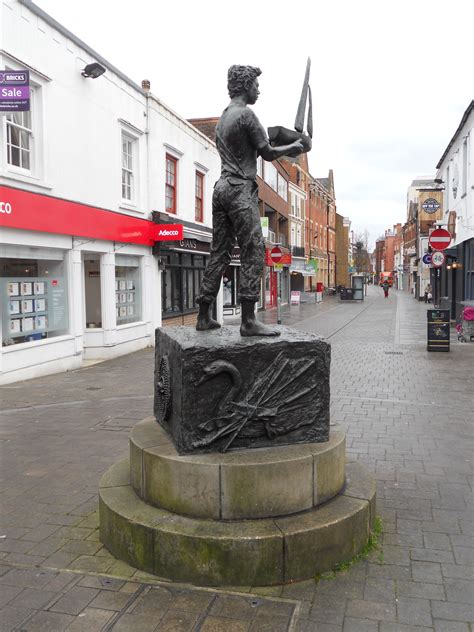 The Boy and Boat – Maidenhead in Pictures