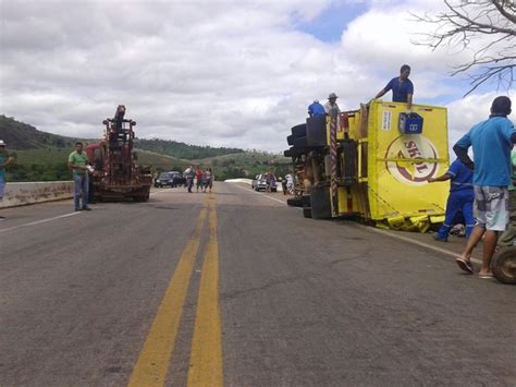 G1 Caminhão tomba e carga de cerveja é saqueada na BR 259 no ES