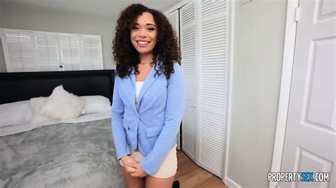 Sexy Agent Seduces Client With A Hot House Tour