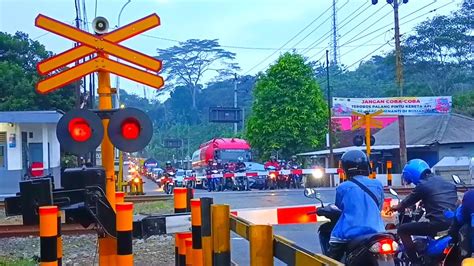 RAILROAD CROSSING PALANG PINTU KERETA API KA JAKA TINGKIR KA BBM