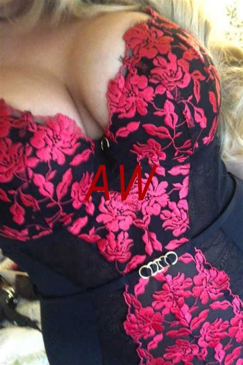Amira Busty Blonde Engliah Party Girl Escort