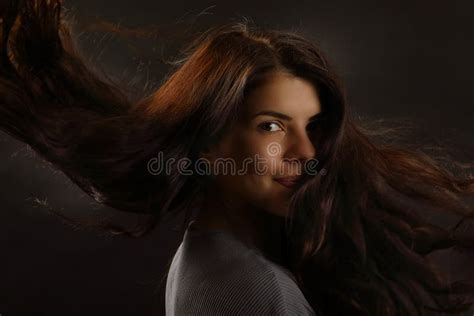 Mooie Brunette Meid In Een Retro Aviator Kostuum Met Oude Camera Stock