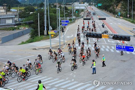 힘차게 질주하는 자전거 동호인들 연합뉴스