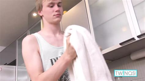 Liam P Jumelle Blonde Perverse Se Masturbe Et Joue Avec Des Perles Anales XHamster