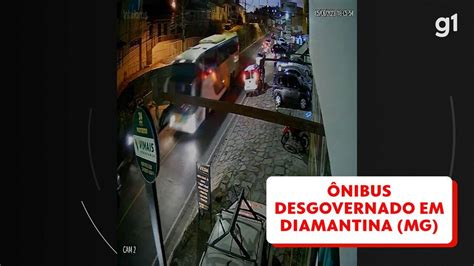 Nibus Desgovernado Atinge Ao Menos Carros Em Diamantina V Deos