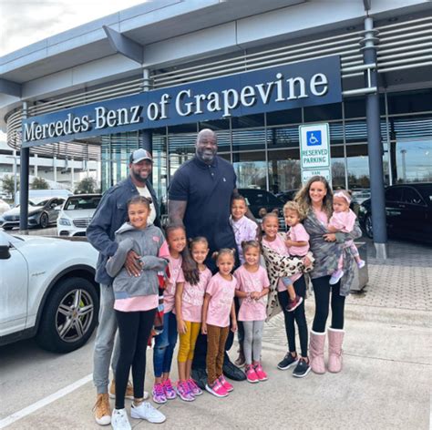 Shaq Buys Large Family A New Van, Then Tips Struggling Waitress $1,000 ...