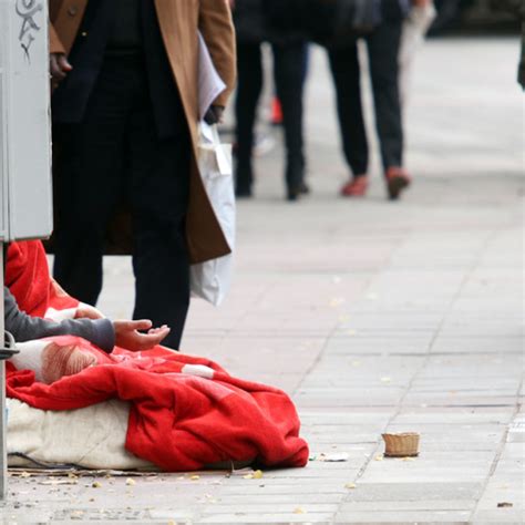 Quattro milioni di italiani senza cibo a Natale e Capodanno povertà