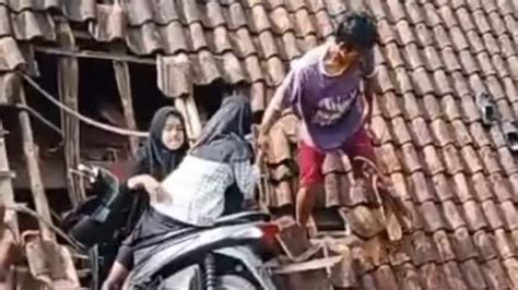 Ini Kronologi Motor Dan Pengendaranya Terbang Nyangkut Di Genteng Atap