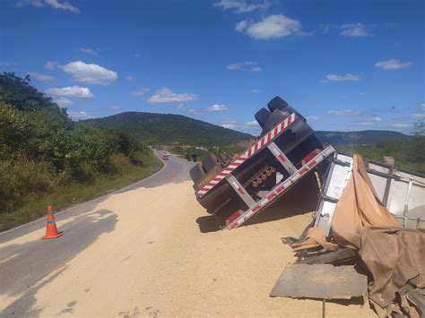 Carreta Carregada Com Farelo De Soja Tomba Em Taquaritinga Do Norte