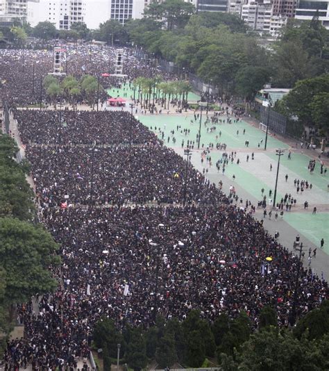 黒色に染まり 「103万人上回る規模か」延期方針後の日曜日、撤回求める大規模の香港デモ [写真特集1 5] 毎日新聞