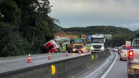 Tombamento De Caminh O Carregado De Cavalos Gera Congestionamento Na Br