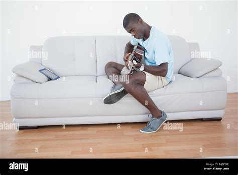 Homme assi dans son canape Banque de photographies et dimages à haute