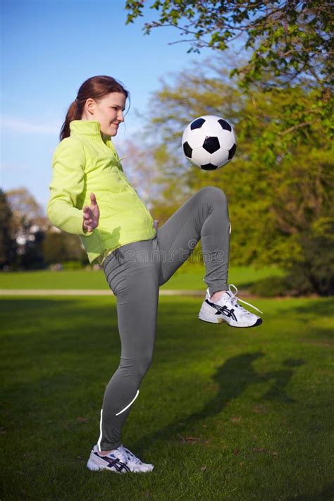 Mujer Que Golpea Un Balón De Fútbol Con El Pie Foto de archivo Imagen