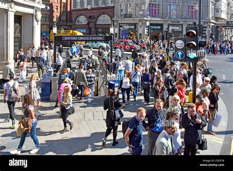 London Street Et De La Station De Métro Oxford Circus Et Les Gens à L